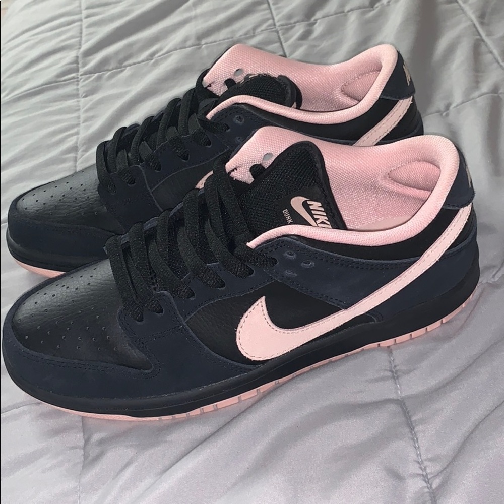 NIKE SB DUNK LOW PRO BLACK AND BABY PINK